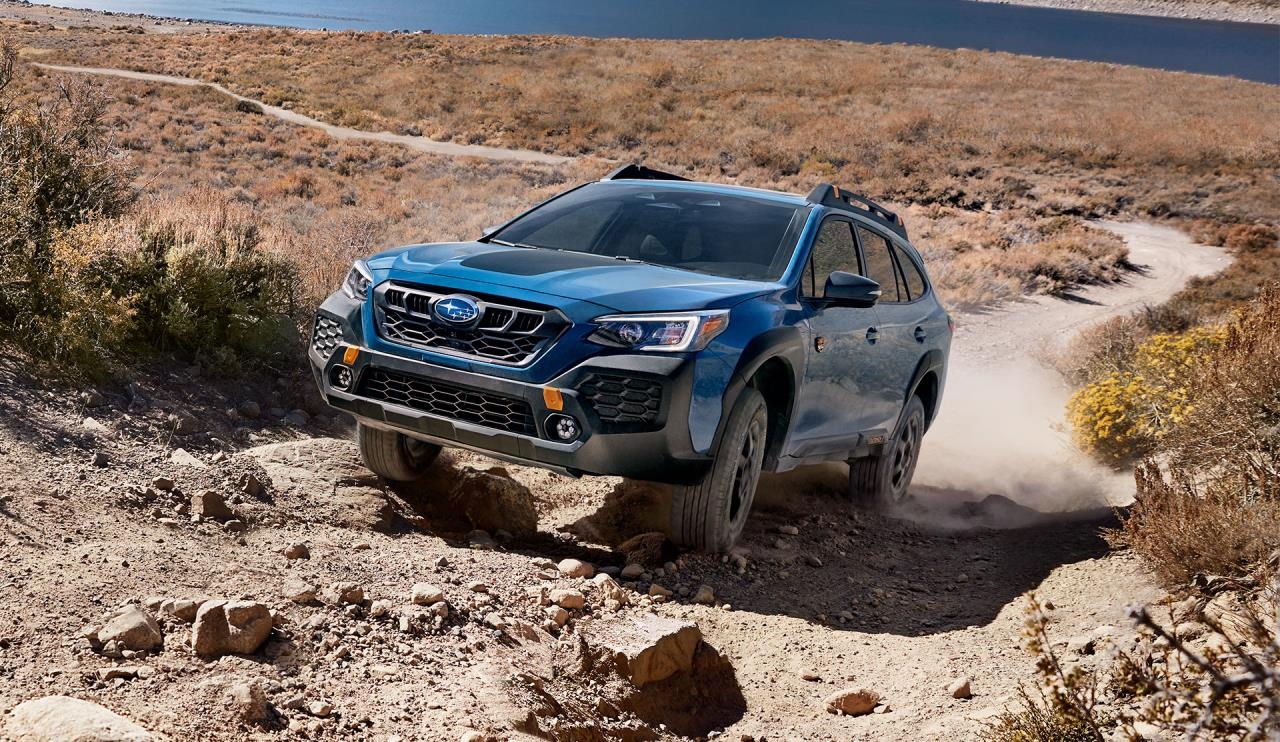 Le Subaru Outback 2024 conduisant dans un désert.