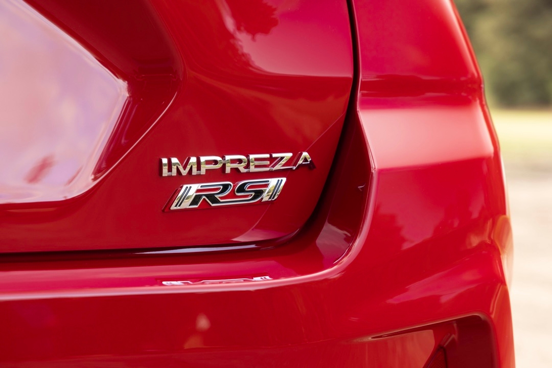 L'insigne Impreza RS sur la porte du coffre.