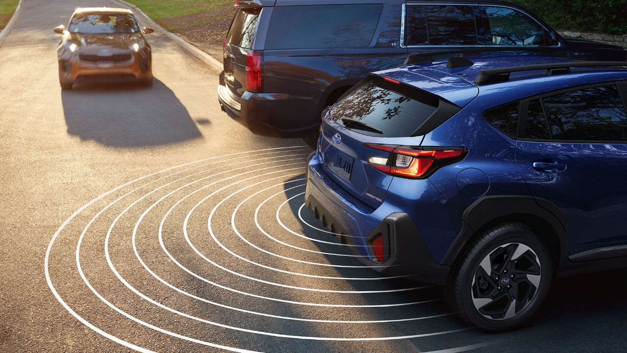 vue latérale arrière d'un Subaru Crosstrek 2025 dans un stationnement démontrant ses technologies de sécurité