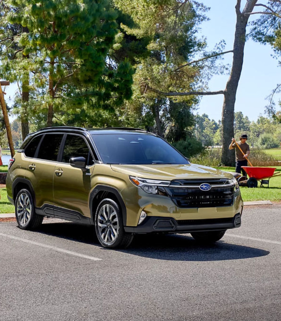 vue latérale avant d'un Subaru Forester 2025 garé dans un parc