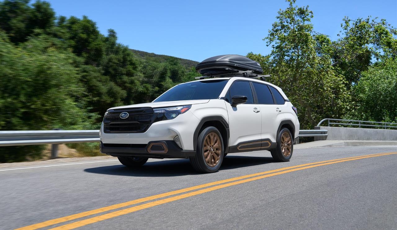 3/4 avant et latérale d'une Subaru Forester Hybrid 2026
