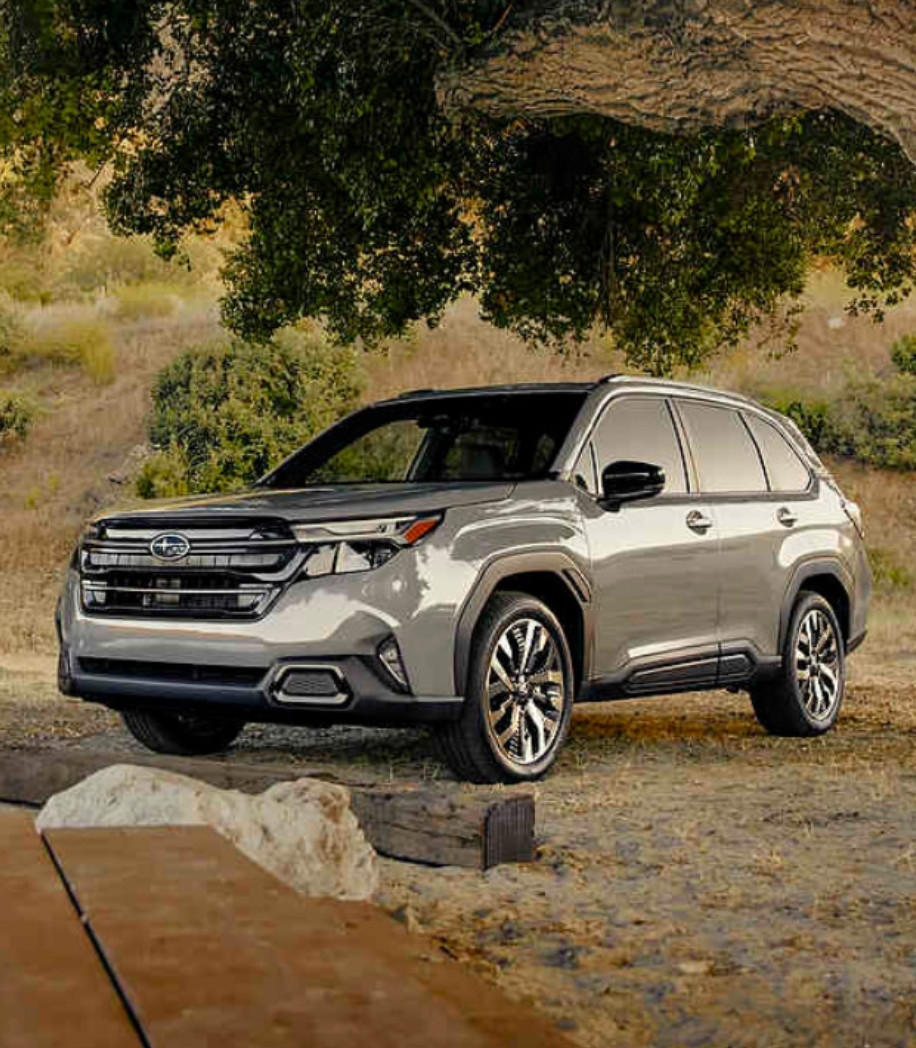 vue latérale avant d'un Subaru Forester 2025 garé dans un parc