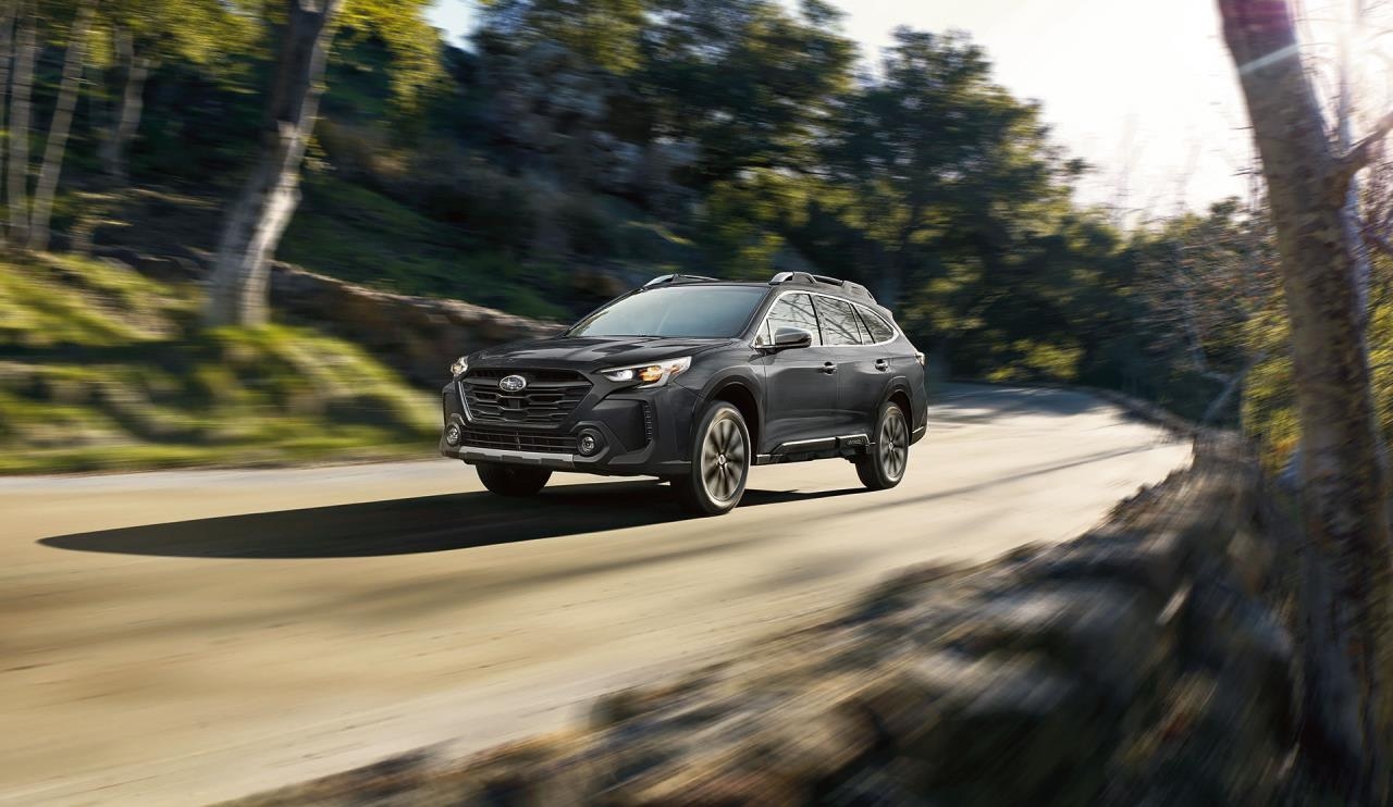 La garde au sol du VUS Subaru Outback 2024 roulant sur une route.