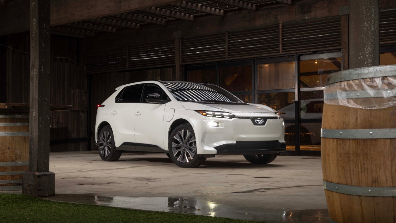 vue latérale avant d'un Subaru Solterra 2026