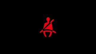 Icône rouge du témoin de coussin ceinture de sécurité avec silhouette assise et ceinture diagonale sur fond noir.