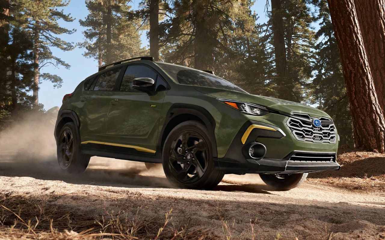 vue latérale avant d'un Subaru Crosstrek 2025 sur un sentier en forêt