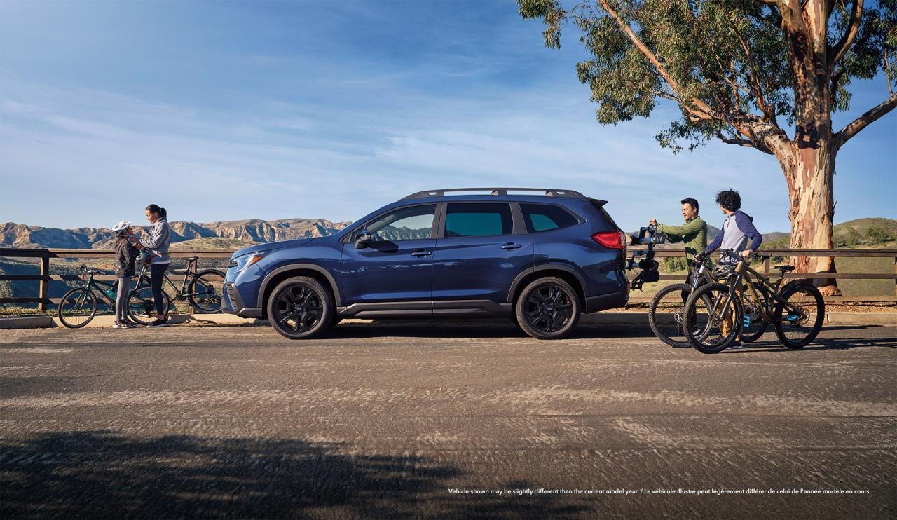 Vue latérale du VUS Subaru Ascent 2024 garé sur une route.
