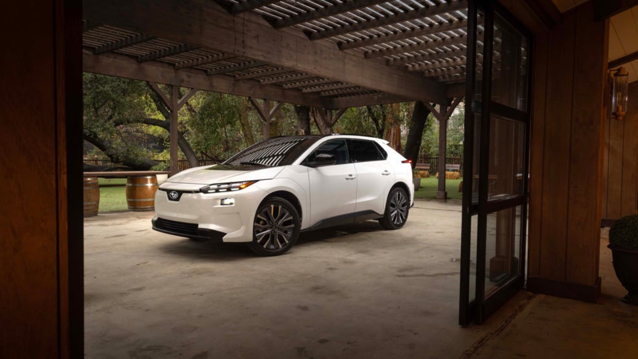vue latérale avant d'un Subaru Solterra 2026