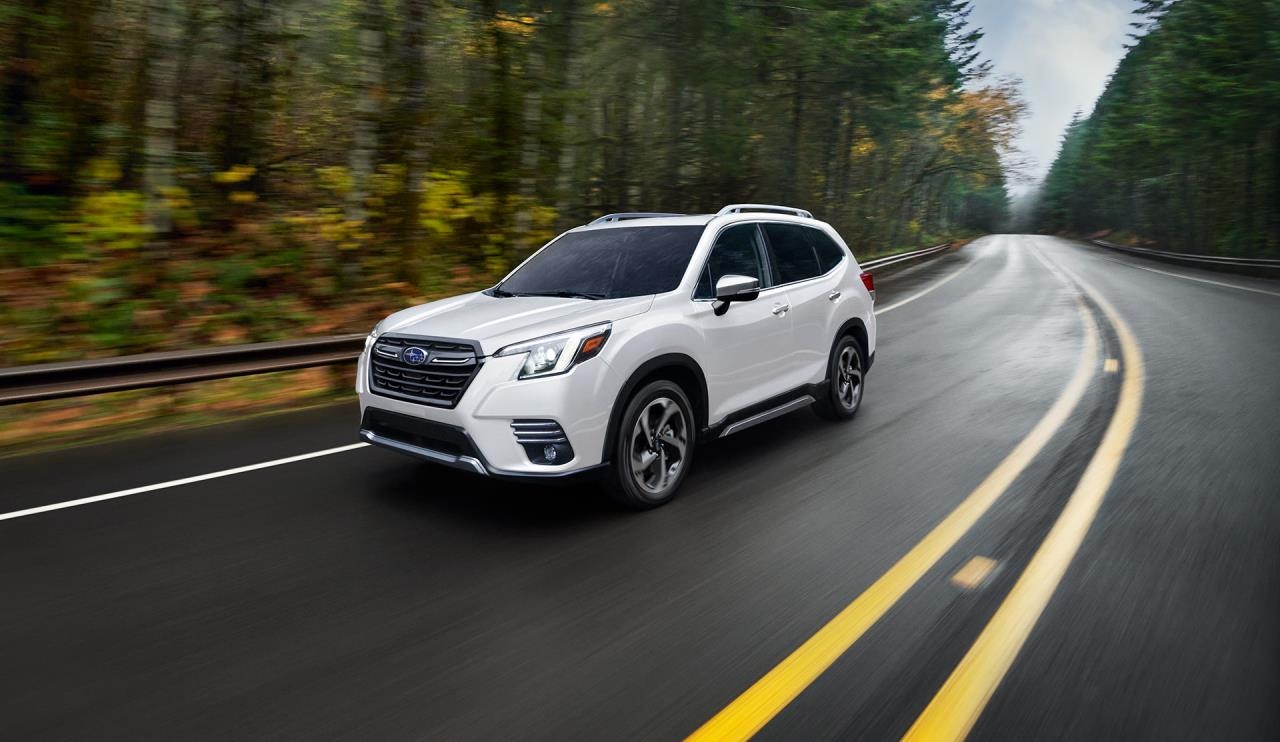 Vue 3/4 avant du Subaru Forester 2023 roulant sur une route.