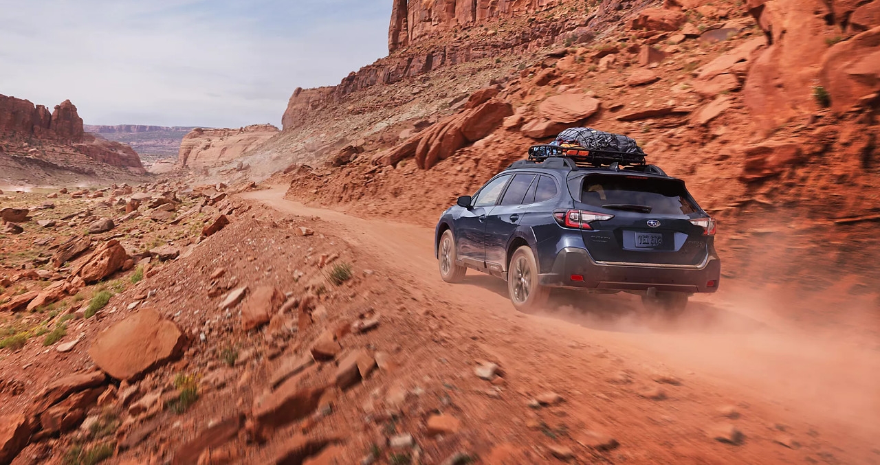 vue latérale arrière d'un Subaru Outback 2025