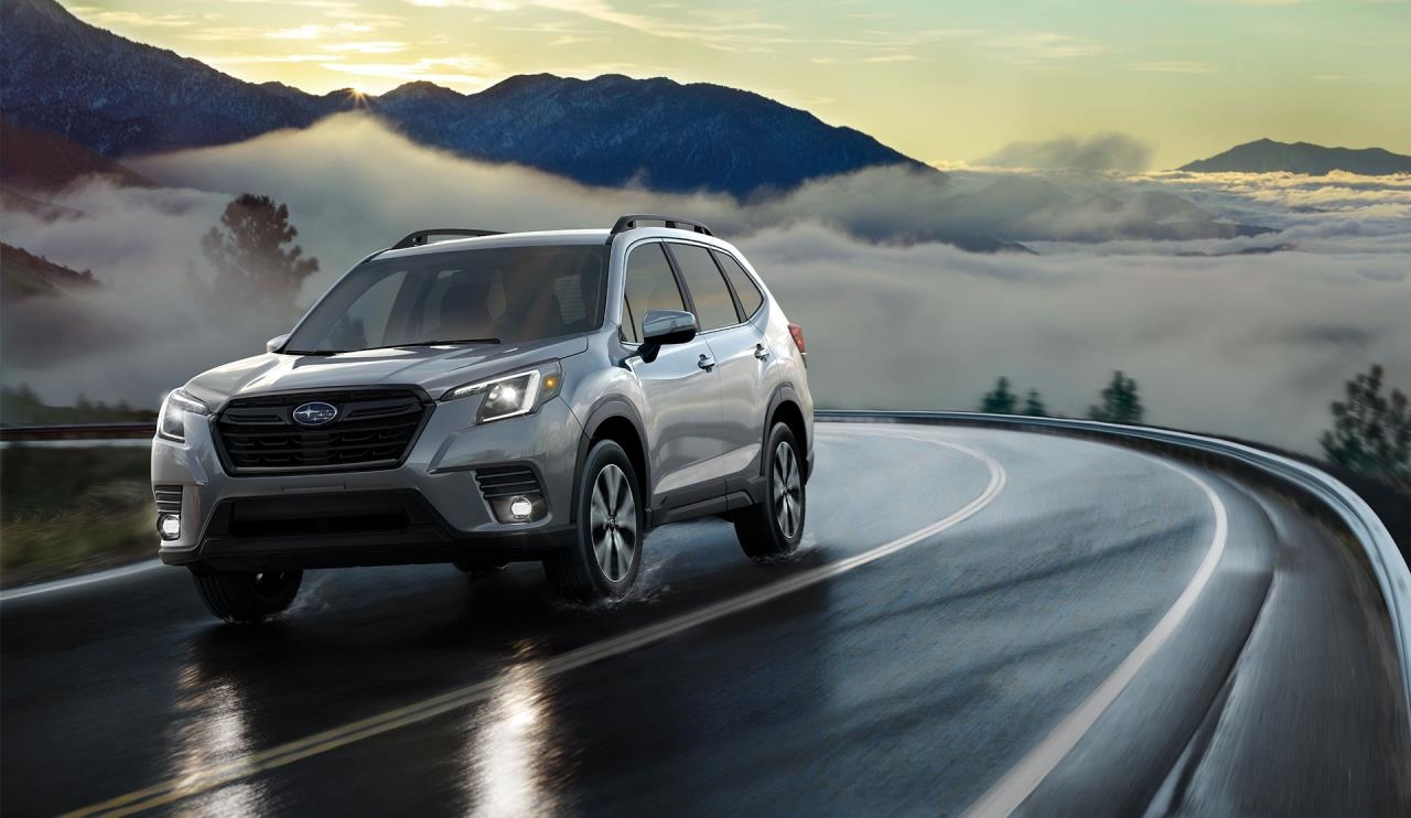 La garde au sol du VUS Subaru Forester 2024 roulant sur une route.