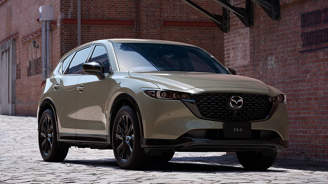vue latérale avant d'un Mazda CX-5 2025 devant un mur de brique