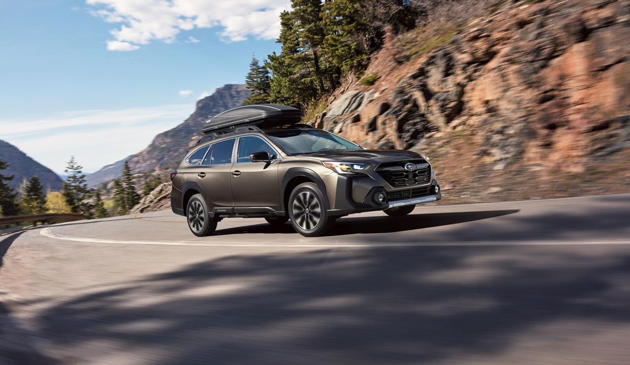 La garde au sol du VUS Subaru Outback roulant sur une route.
