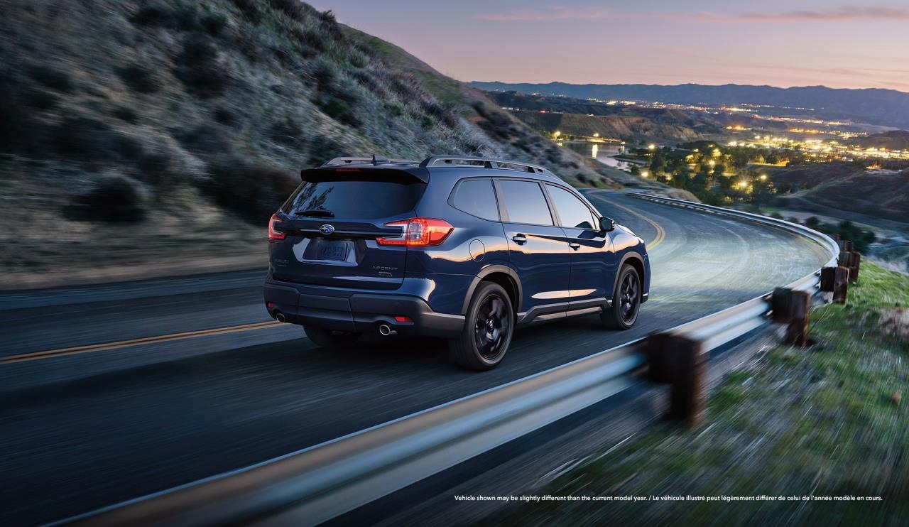 Vue 3/4 arrière du VUS Subaru Ascent 2024 roulant sur une route.