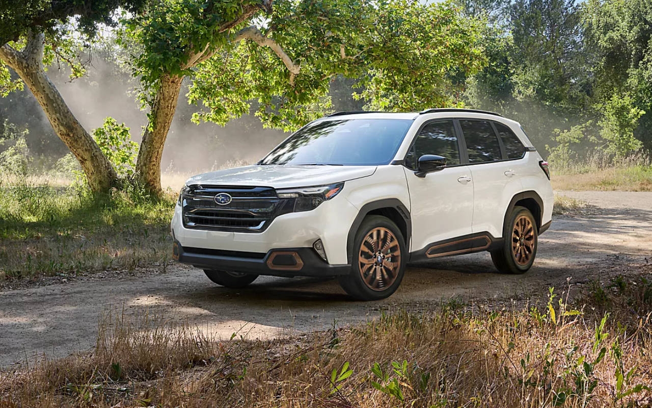 vue latérale avant d'un Subaru Forester 2025 sur un chemin de campagne