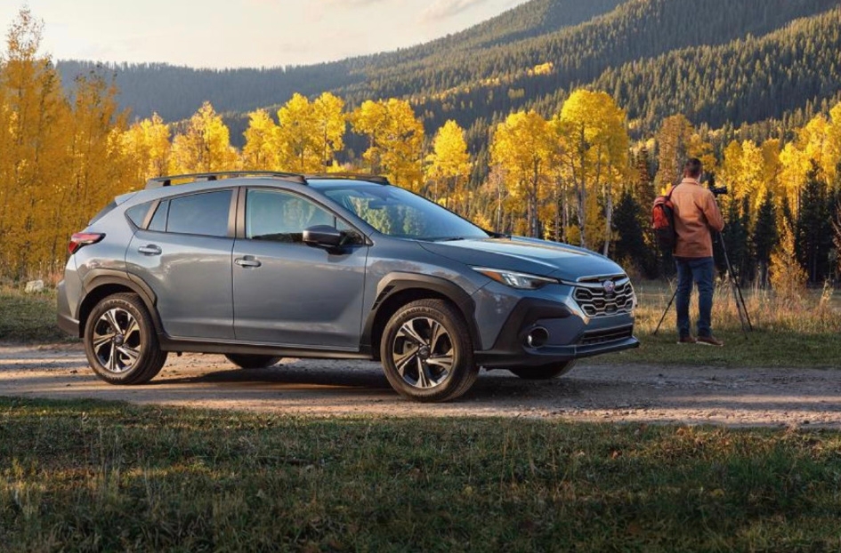 vue latérale avant d'un Subaru Crosstrek 2025 dans une forêt en automne