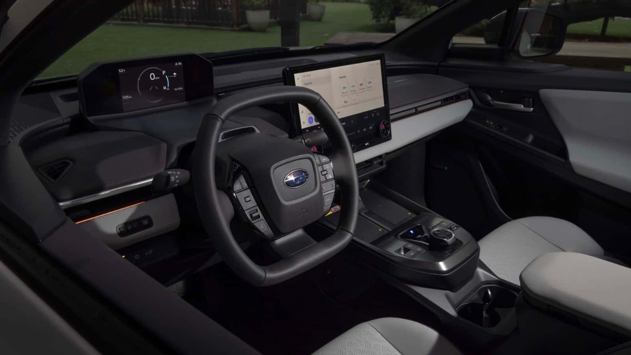vue de l'habitacle et du tableau de bord d'un Subaru Solterra 2026