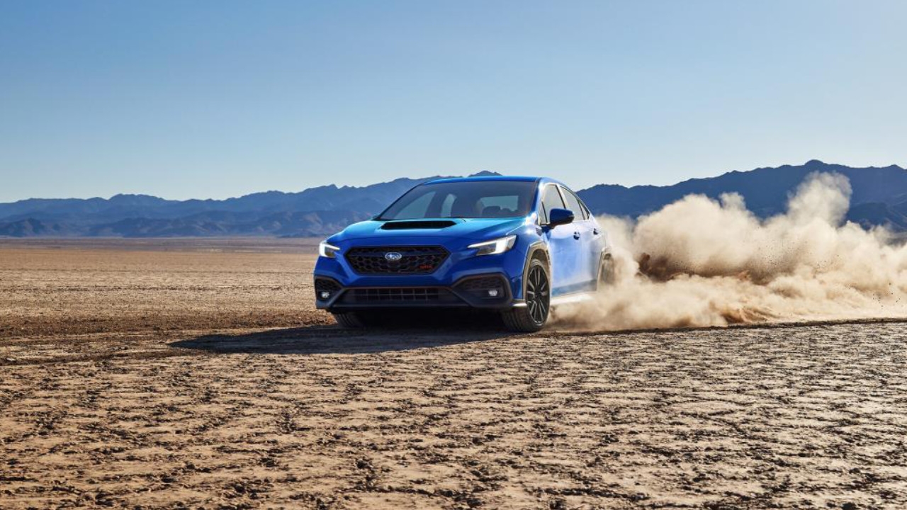 vue latérale avant d'un Subaru WRX 2025 dans le désert
