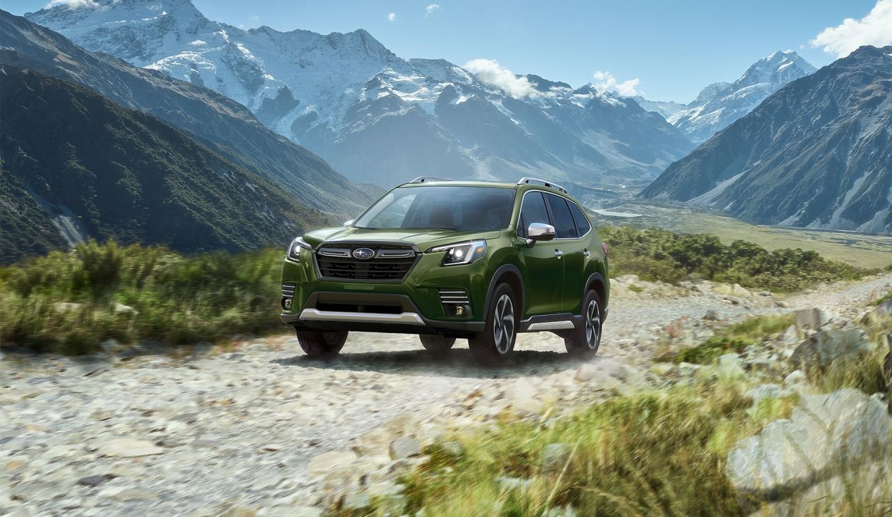 vue latérale avant d'une Subaru Forester 2024 sur un sentier en montagne