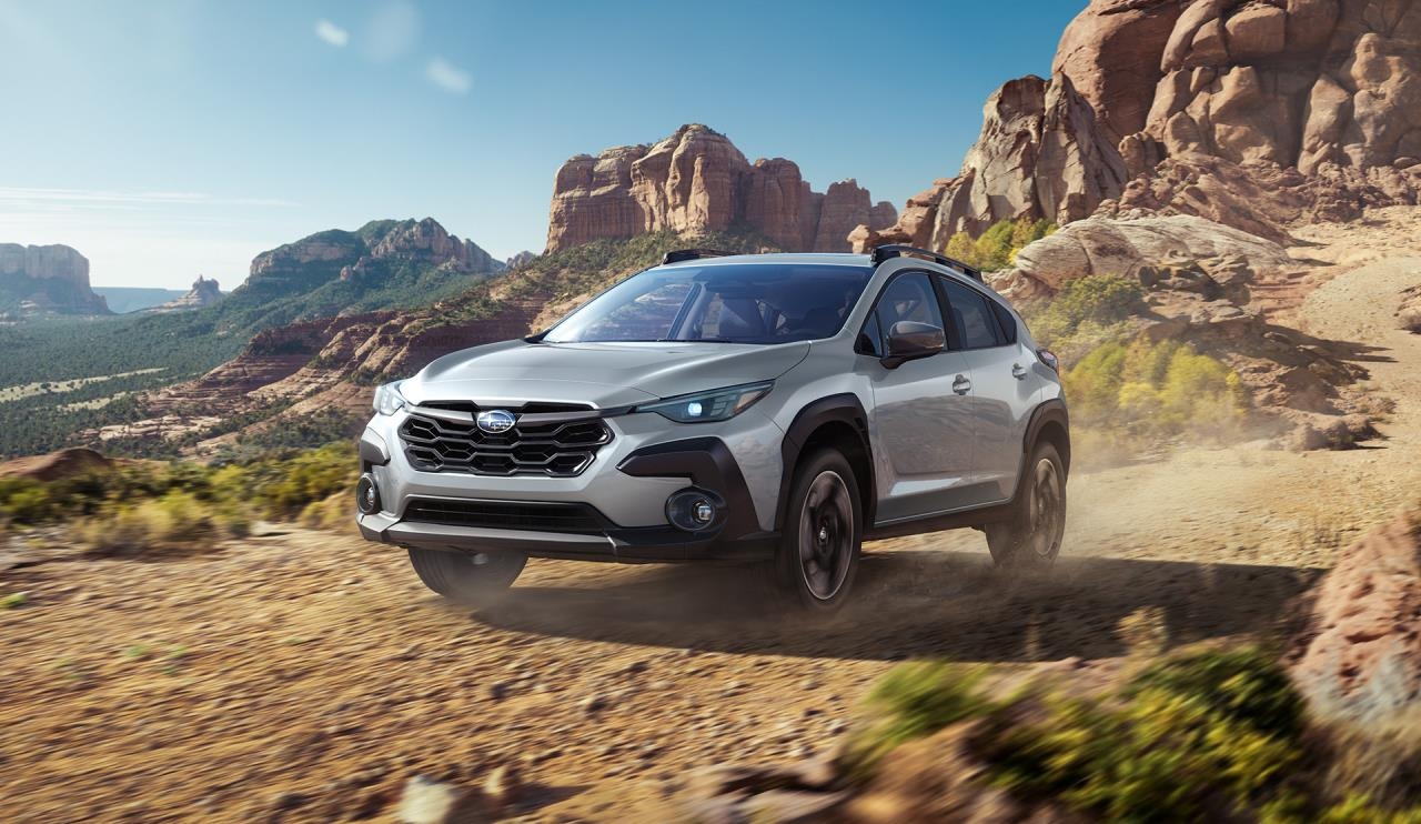 vue latérale avant d'un Subaru Crosstrek 2026 sur un sentier de montagne