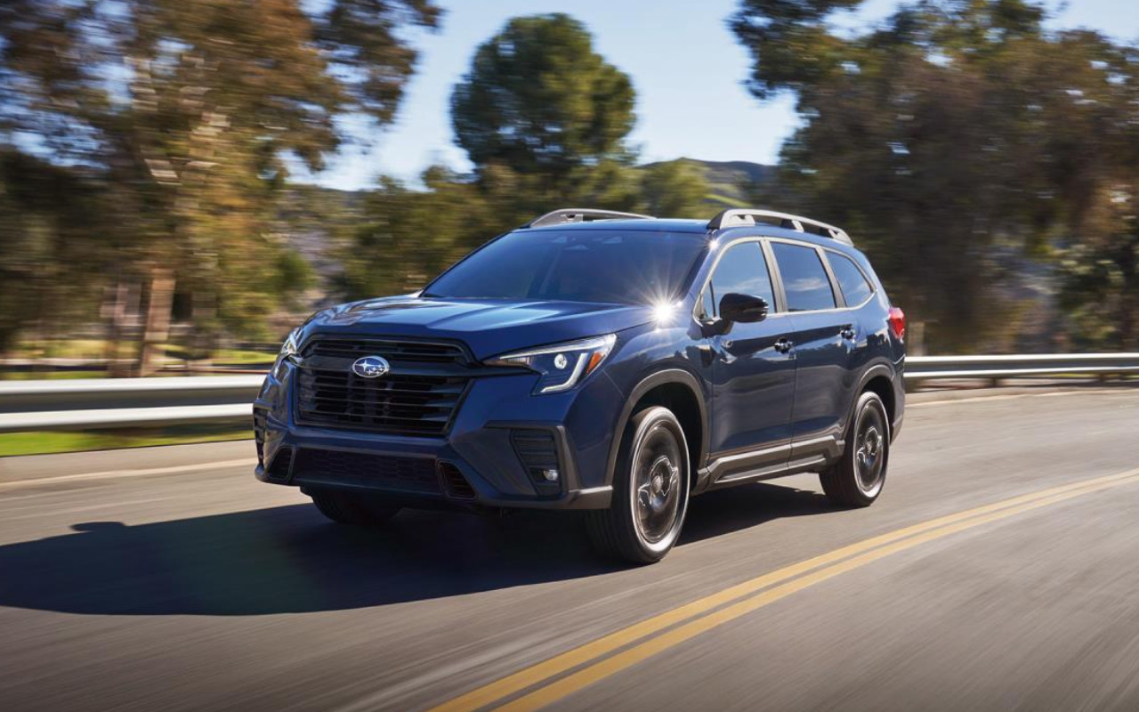 vue latérale avant d'une Subaru Ascent 2024 sur une route de campagne