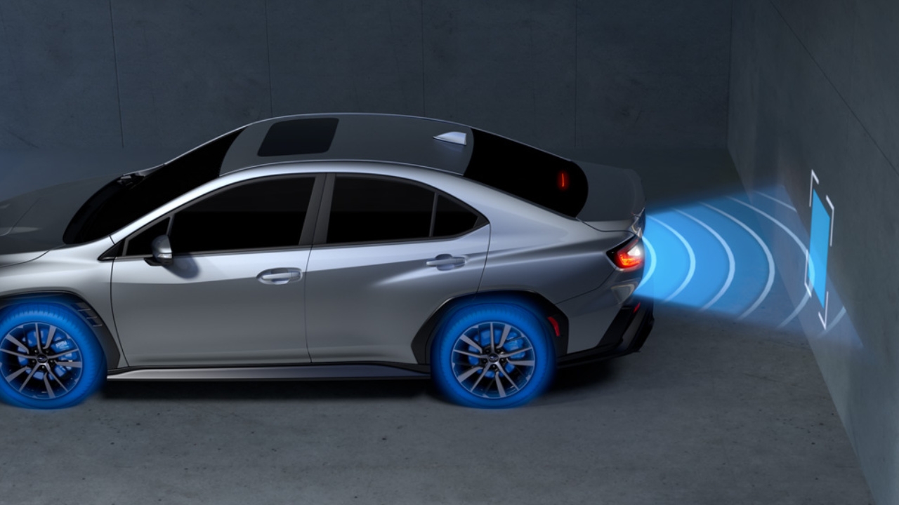 vue latérale d'un Subaru WRX 2025 en marche arrière dans un stationnement, démontrant une de ses technologies de sécurité
