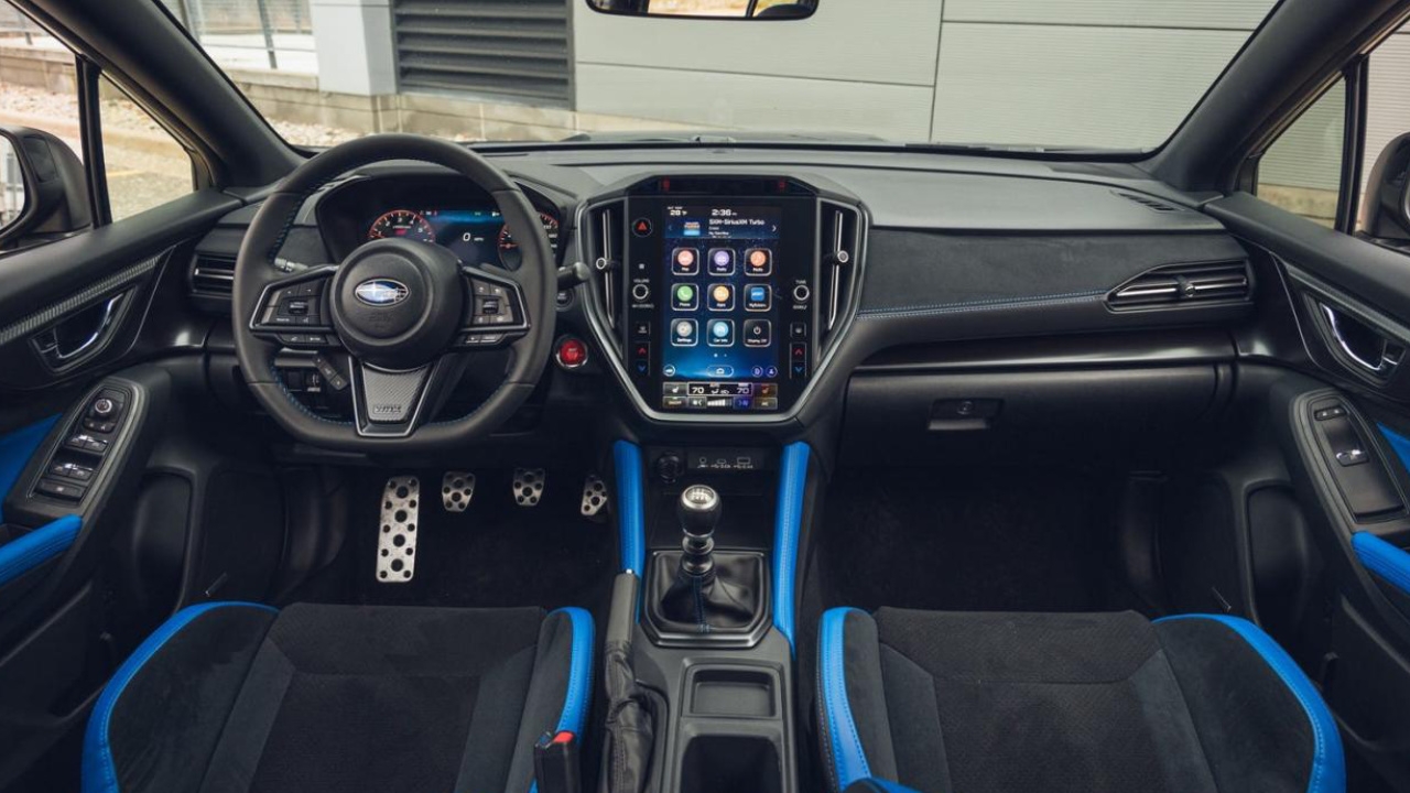 vue de l'habitacle et du tableau de bord d'un Subaru WRX 2025
