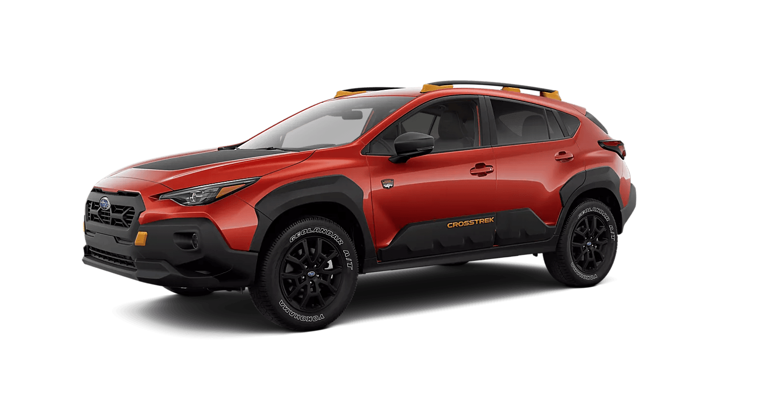 Vue trois quarts avant du Subaru Crosstrek Wilderness 2025 orange sur fond noir, mettant en valeur ses élargisseurs d’ailes noirs, ses pneus Yokohama tout-terrain et ses accents orange sur le toit et les pare-chocs.