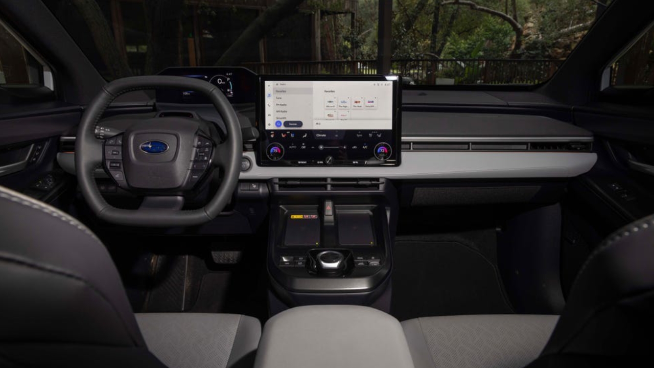 vue de l'habitacle et du tableau de bord d'un Subaru Solterra 2026