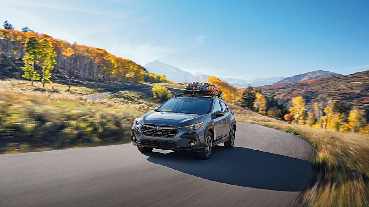 vue latérale avant d'un Subaru Crosstrek 2025 sur un sentier de montagne