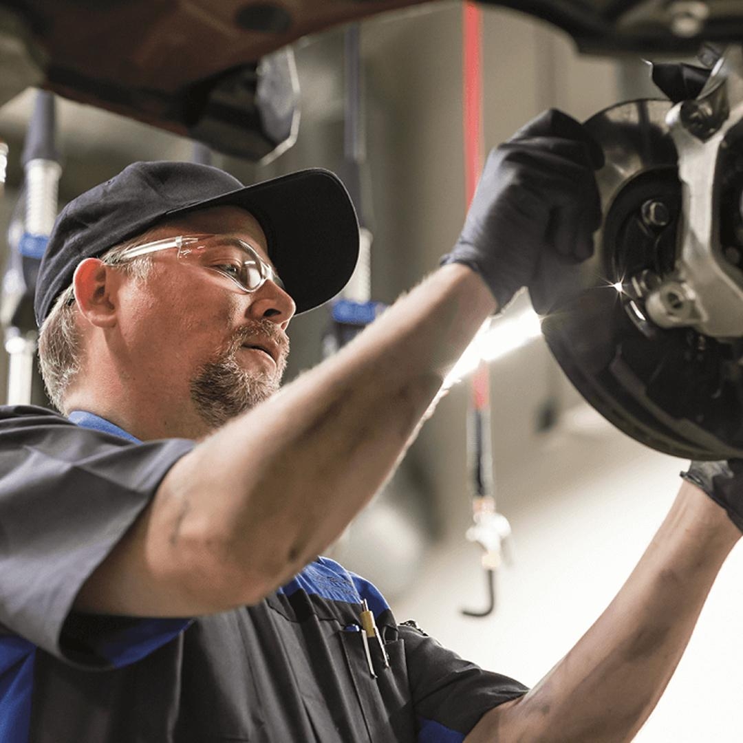 Réparation essieu par un technicien spécialisé Subaru.