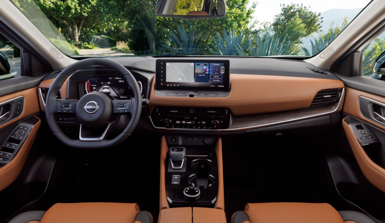 vue de l'habitacle et tableau de bord d'une Nissan Rogue 2024