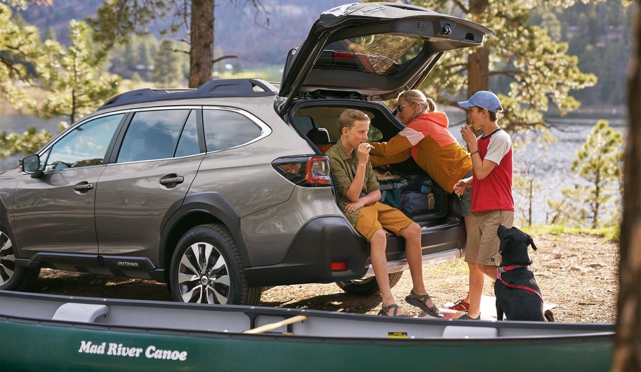 Famille assise dans le coffre du Subaru Outback 2024.