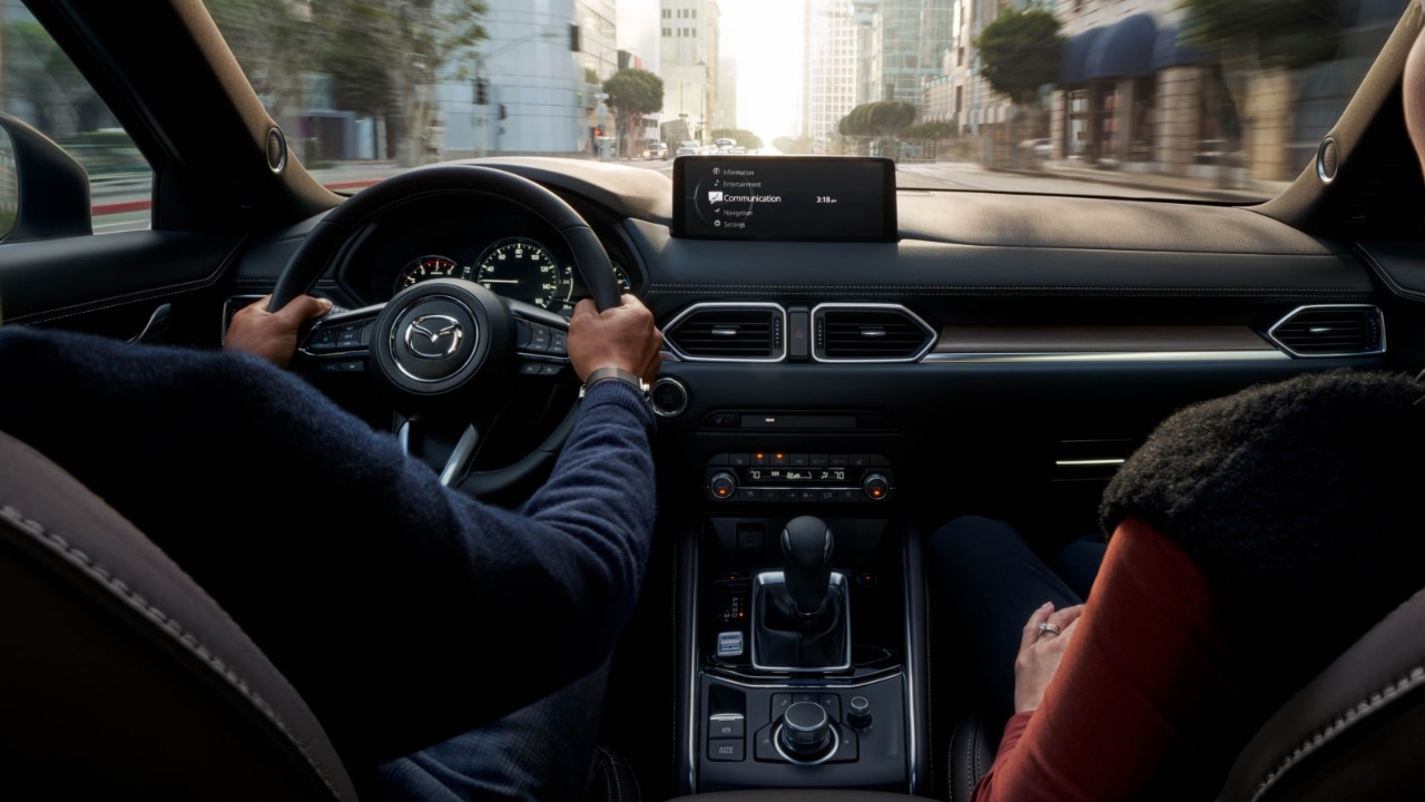 vue de l'habitacle et du tableau de bord d'une Mazda CX-5 2025