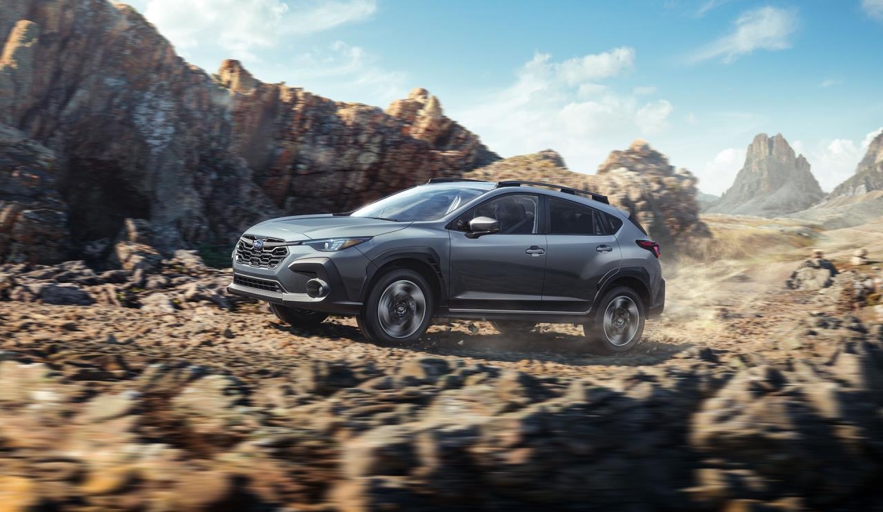 La garde au sol du VUS Subaru Crosstrek 2024 roulant sur une terre de rochers.