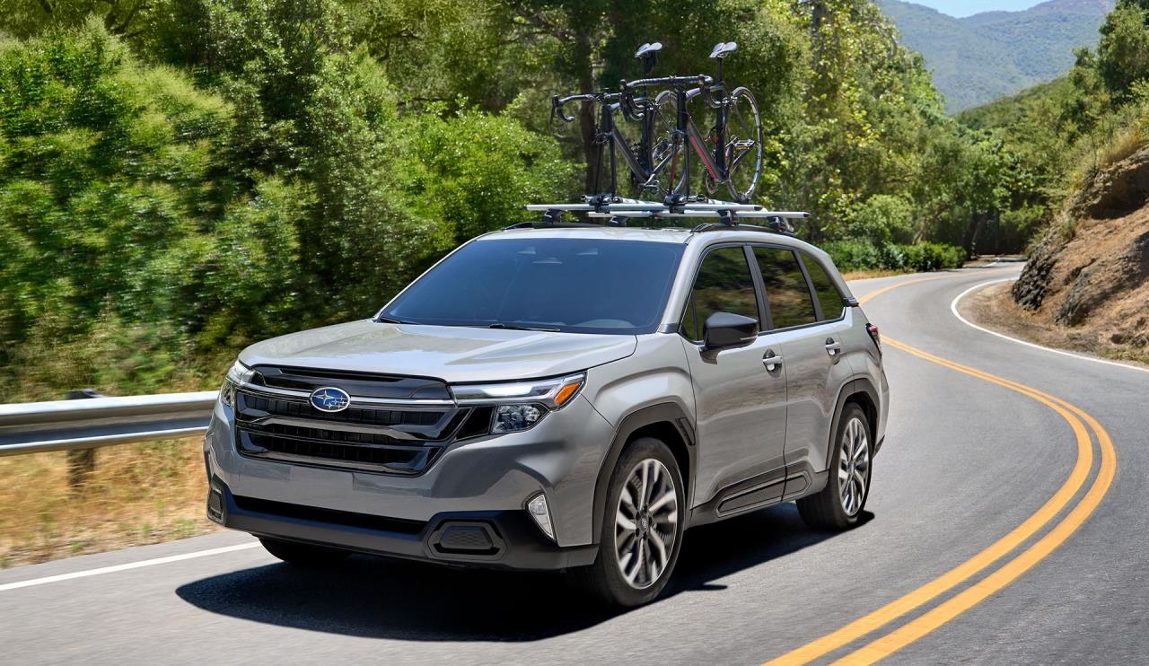 3/4 avant et latérale d'une Subaru Forester Hybrid 2026