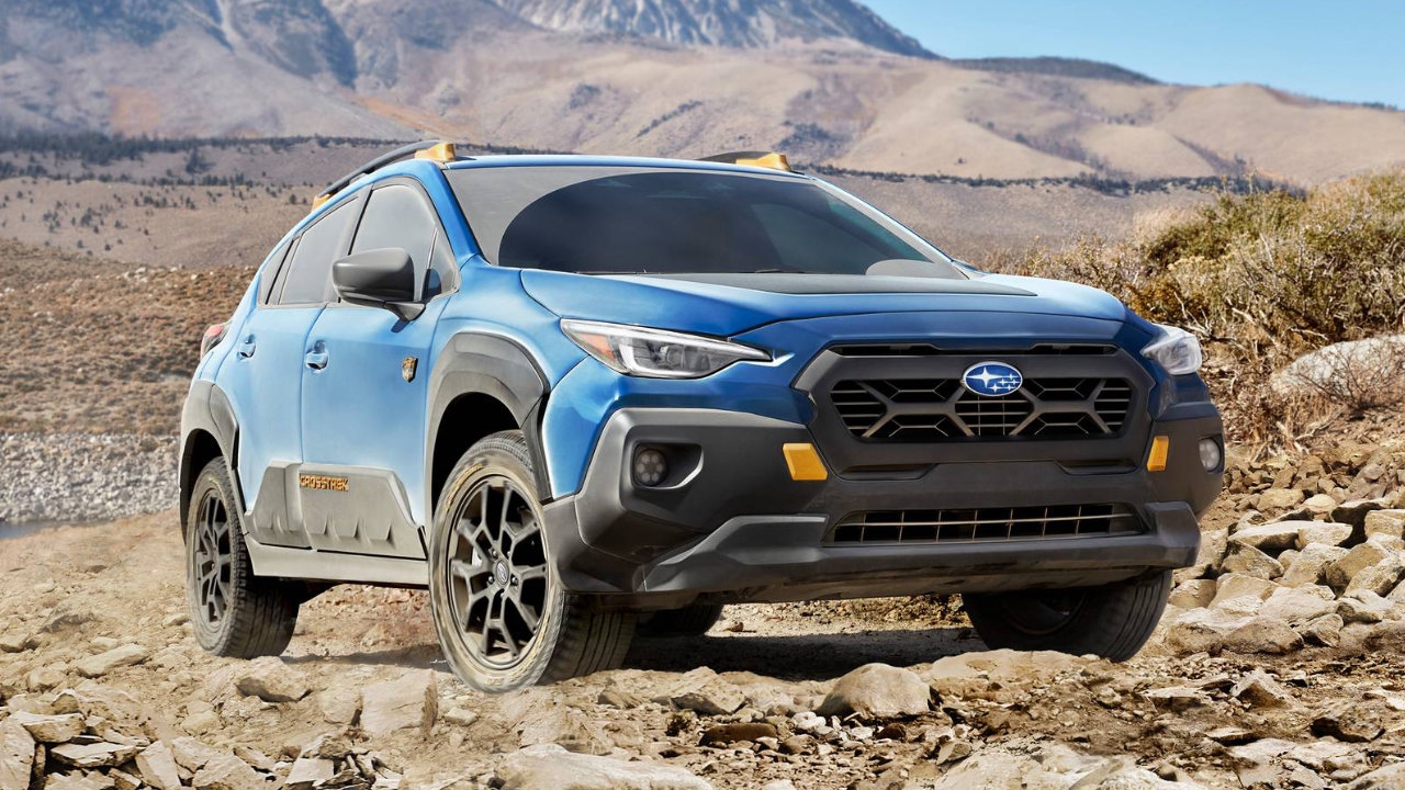vue latérale avant d'un Subaru Crosstrek 2025 dans le désert