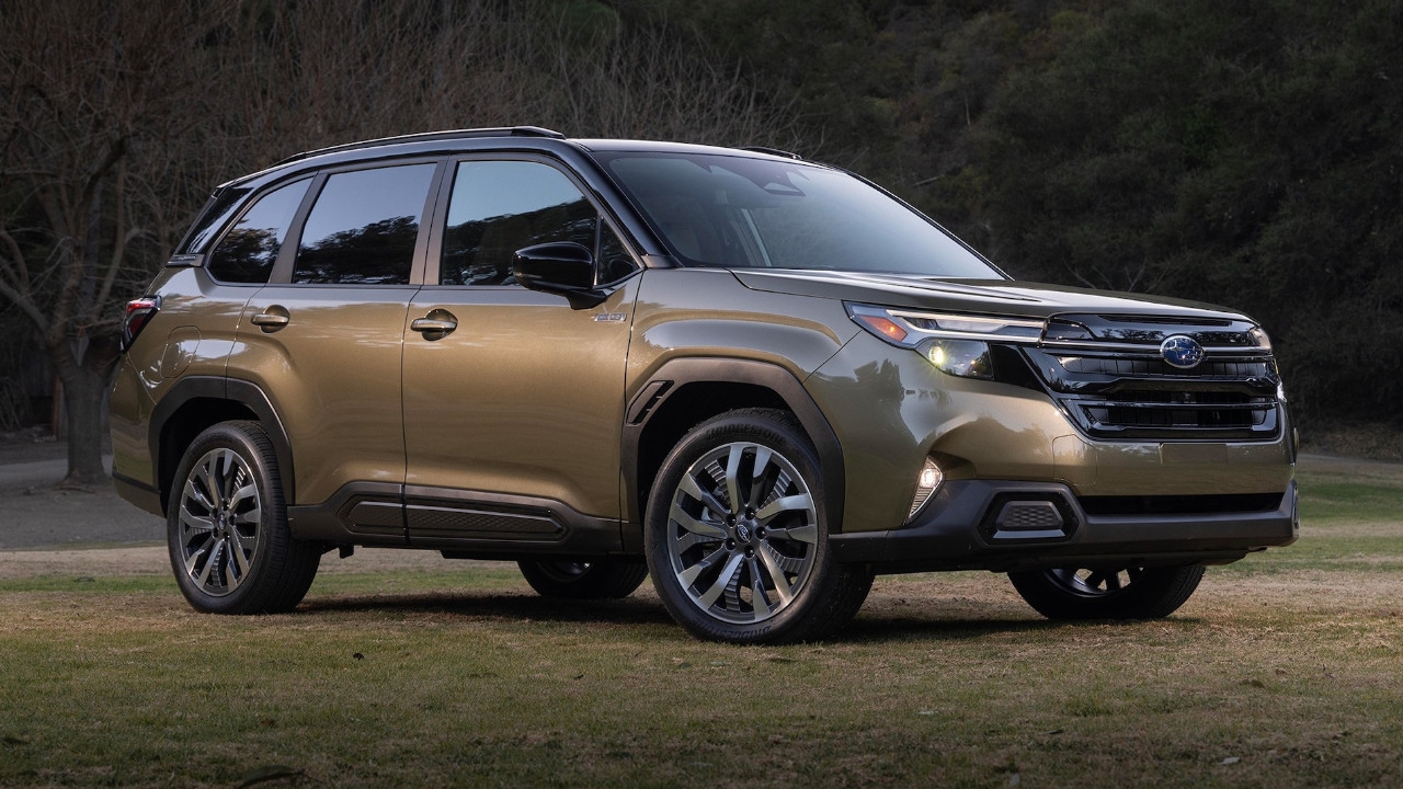 vue latérale avant d'un Subaru Trailseeker 2026 sur une pelouse