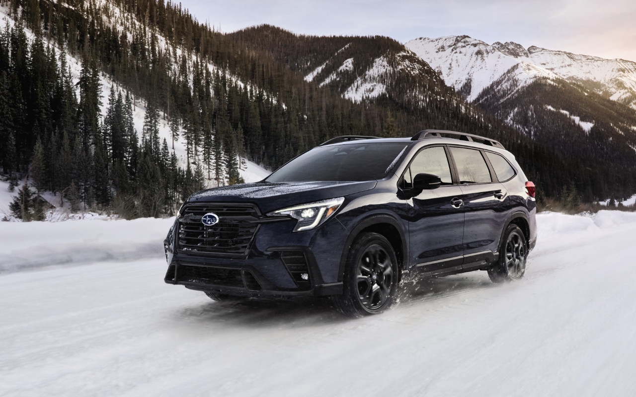 vue latérale avant d'un Subaru Ascent 2025 sur un terrain enneigé