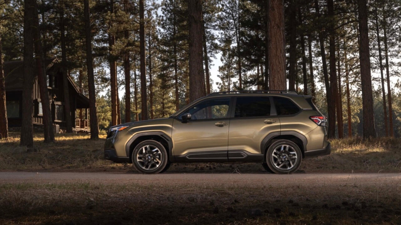 vue latérale d'une Subaru Forester 2025