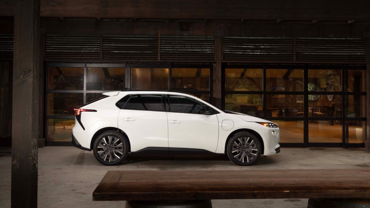 vue latérale d'un Subaru Solterra 2026