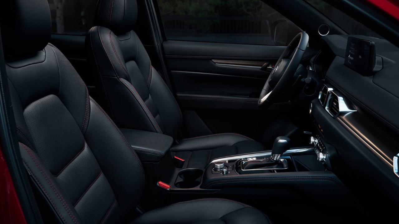 vue de l'habitacle d'une Mazda CX-5 2025