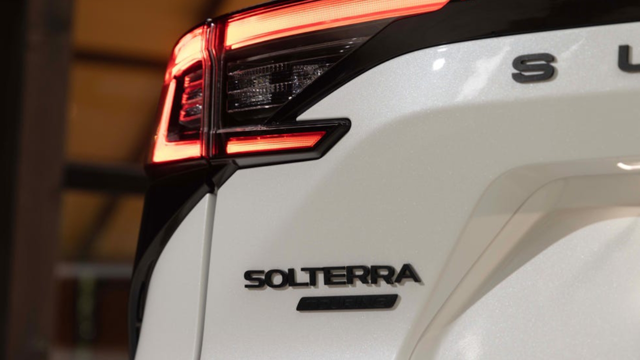 vue rapprochée de l'arrière d'un Subaru Solterra 2026