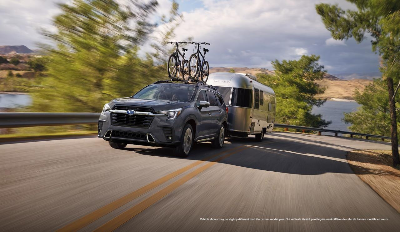 Le Subaru Ascent 2025 remorquant une roulotte sur une route.