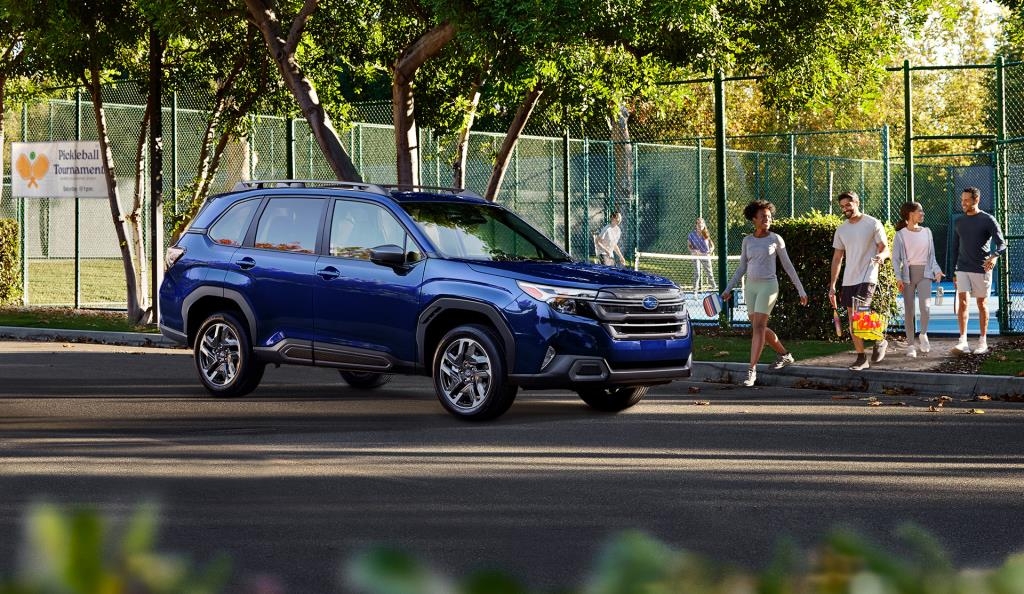 Le Subaru Forester stationné devant un cour de tennis.