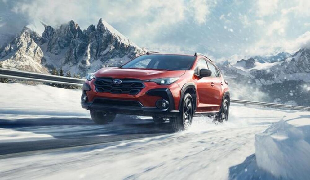 vue latérale avant d'un Subaru Crosstrek 2026 sur un sentier de montagne