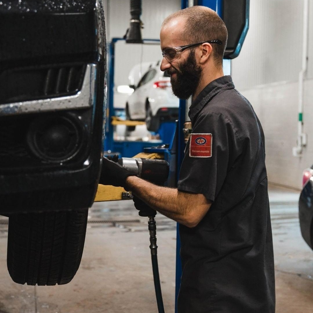 Réparation roue et pneu par un technicien spécialisé Subaru.