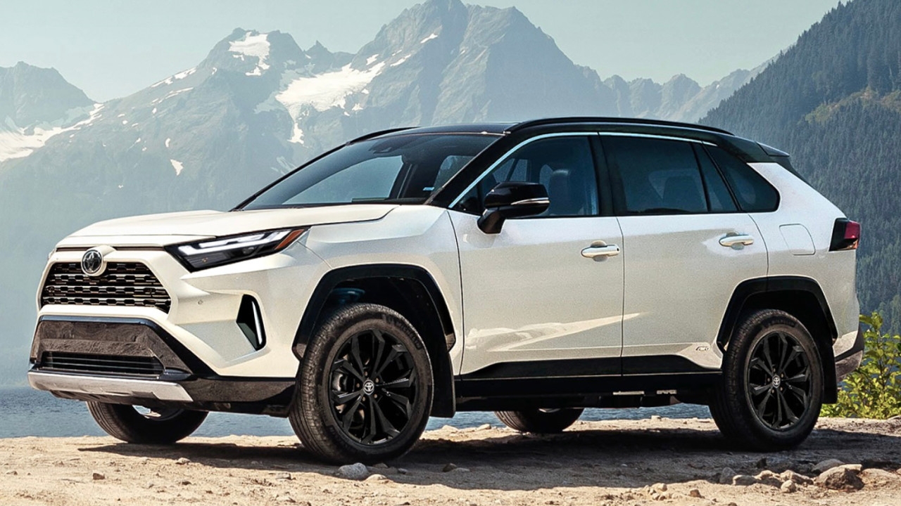 vue latérale avant d'un Toyota RAV4 2025 en montagne