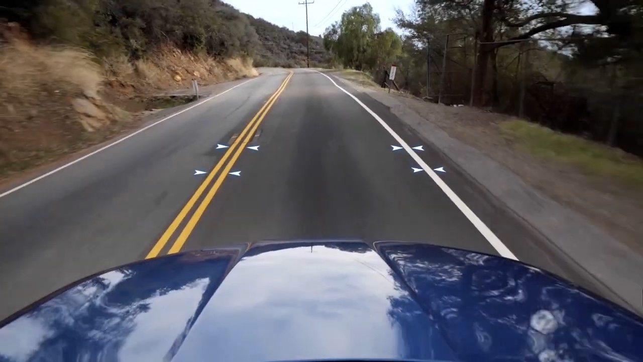 Vue du capot d’un véhicule Subaru sur une route de campagne avec flèches illustrant la détection des lignes de voie par la technologie EyeSight.