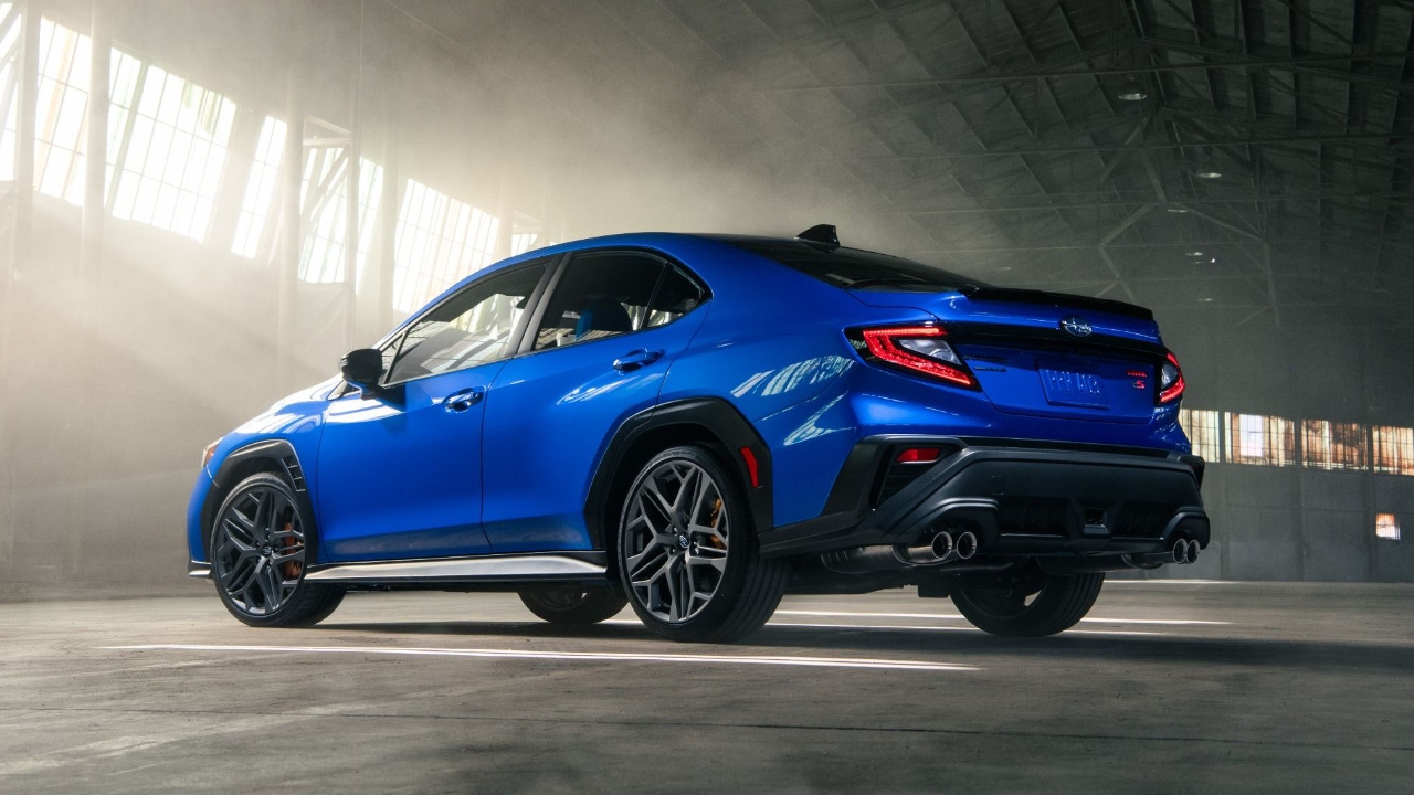 vue latérale arrière d'un Subaru WRX 2025 dans un hangar